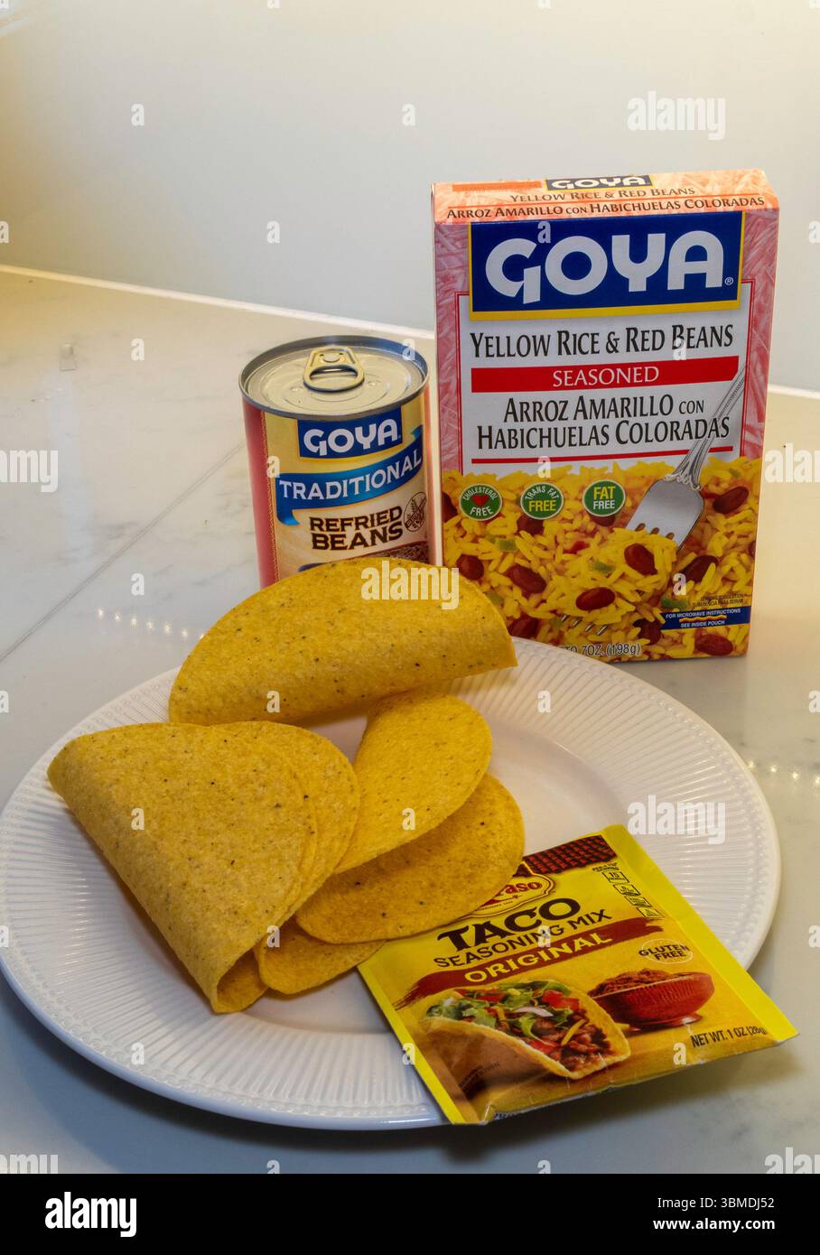 Stillleben von Goya Taco Mahl Ingredients, 2025, USA Stockfoto