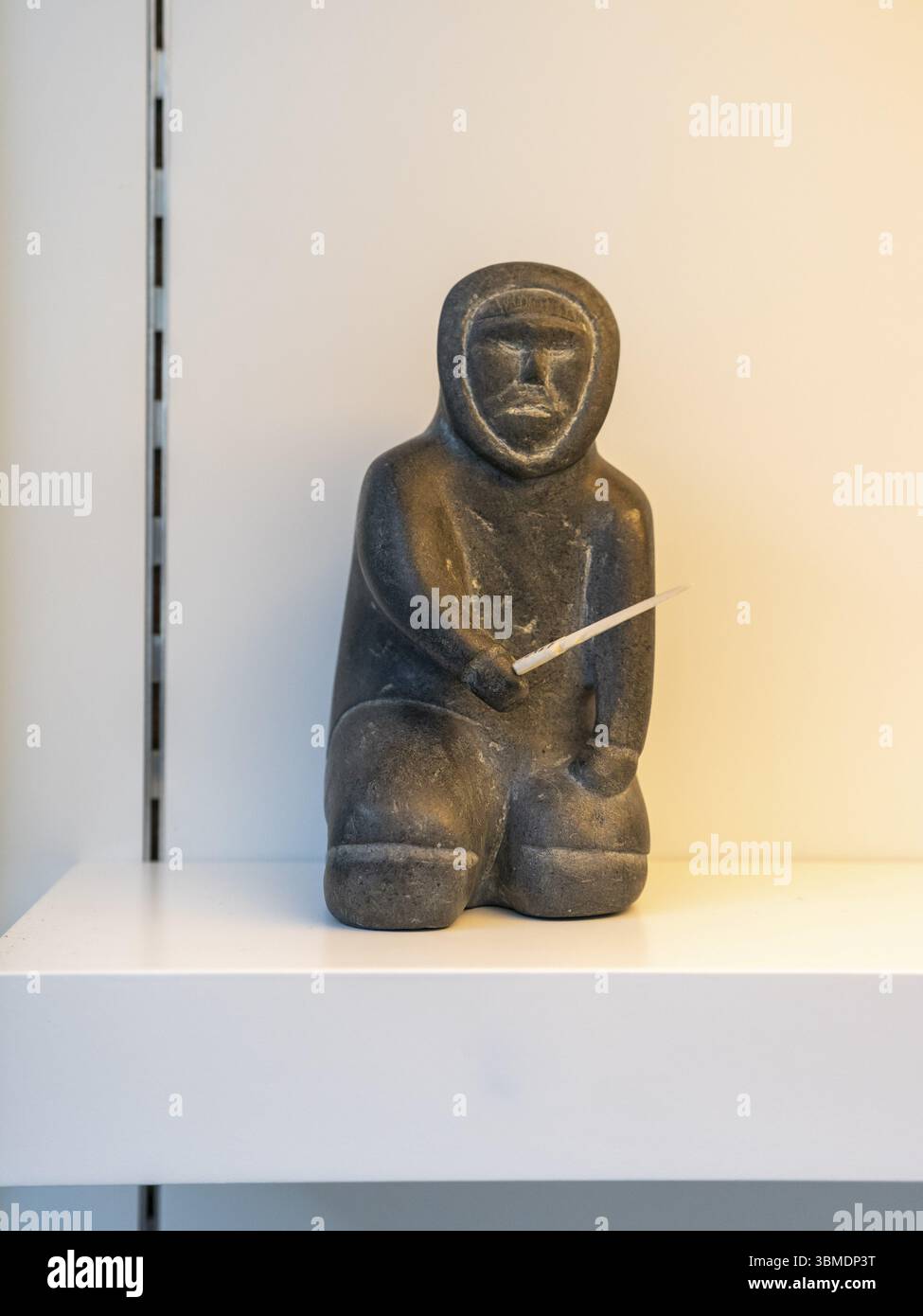 Figur eines Mannes, Inuit-Kultur, arktisches Kanada, 1968, Speckstein- und Walrossockel-Elfenbein, Nationalmuseum für Anthropologie, Madrid, Spanien, Europa Stockfoto