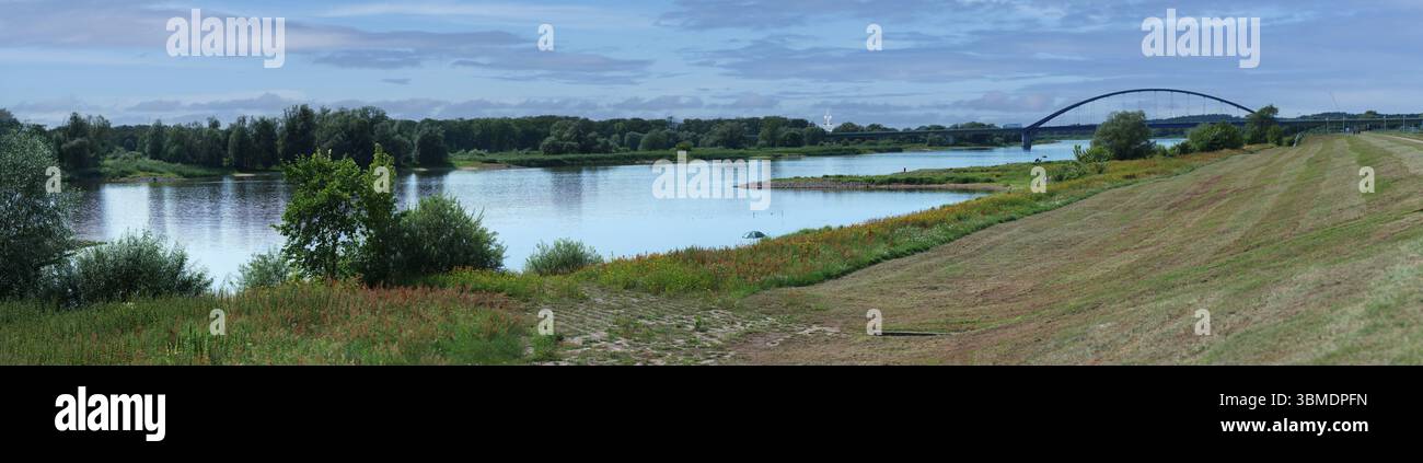 Elbufer mit Doemitzer Brücke über die Elbe bis zum Land Niedersachsen (dahinter), bis zum politischen Wandel 1989, die Grenze zwischen der Elbe Stockfoto