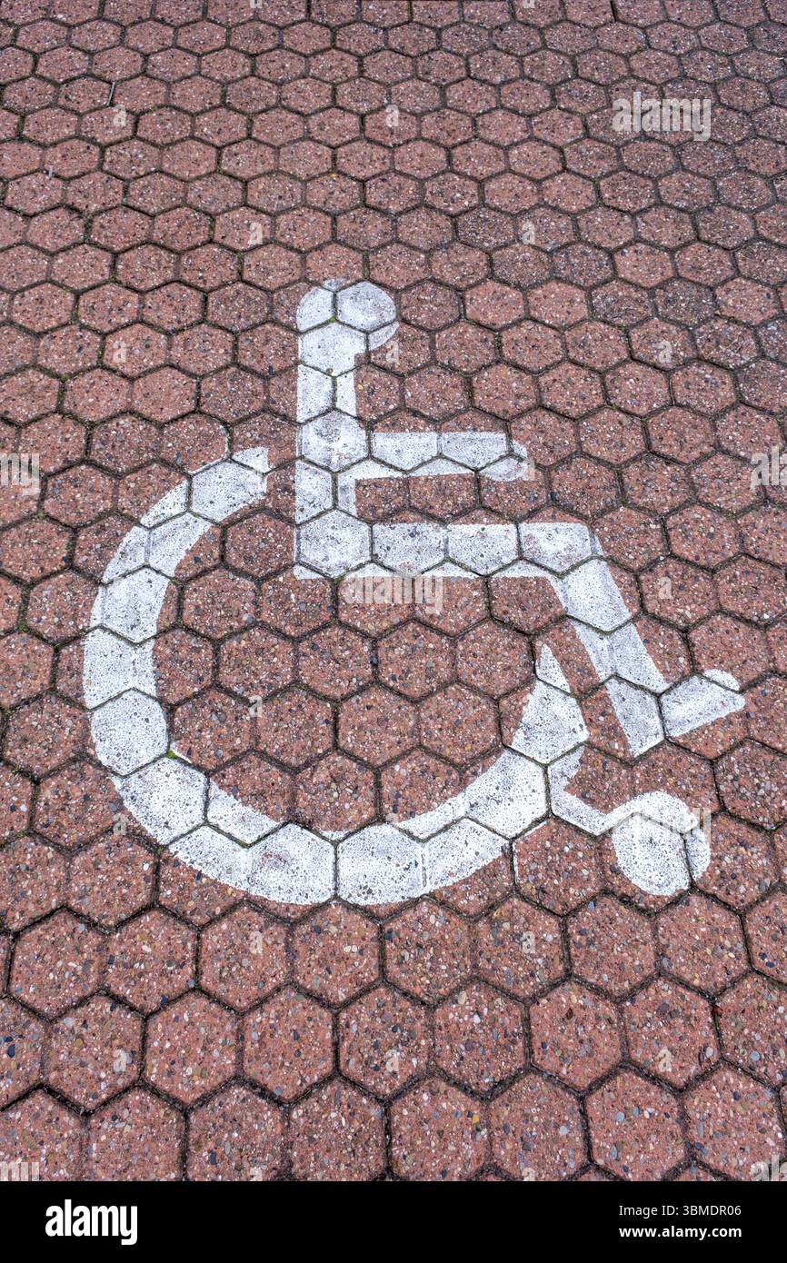 Piktogramm, Logo eines Rollstuhlfahrers auf einem Parkplatz für Personen mit Gehbehinderungen, Bad Zwischenahn, Niedersachsen, Deutschland, Europa Stockfoto