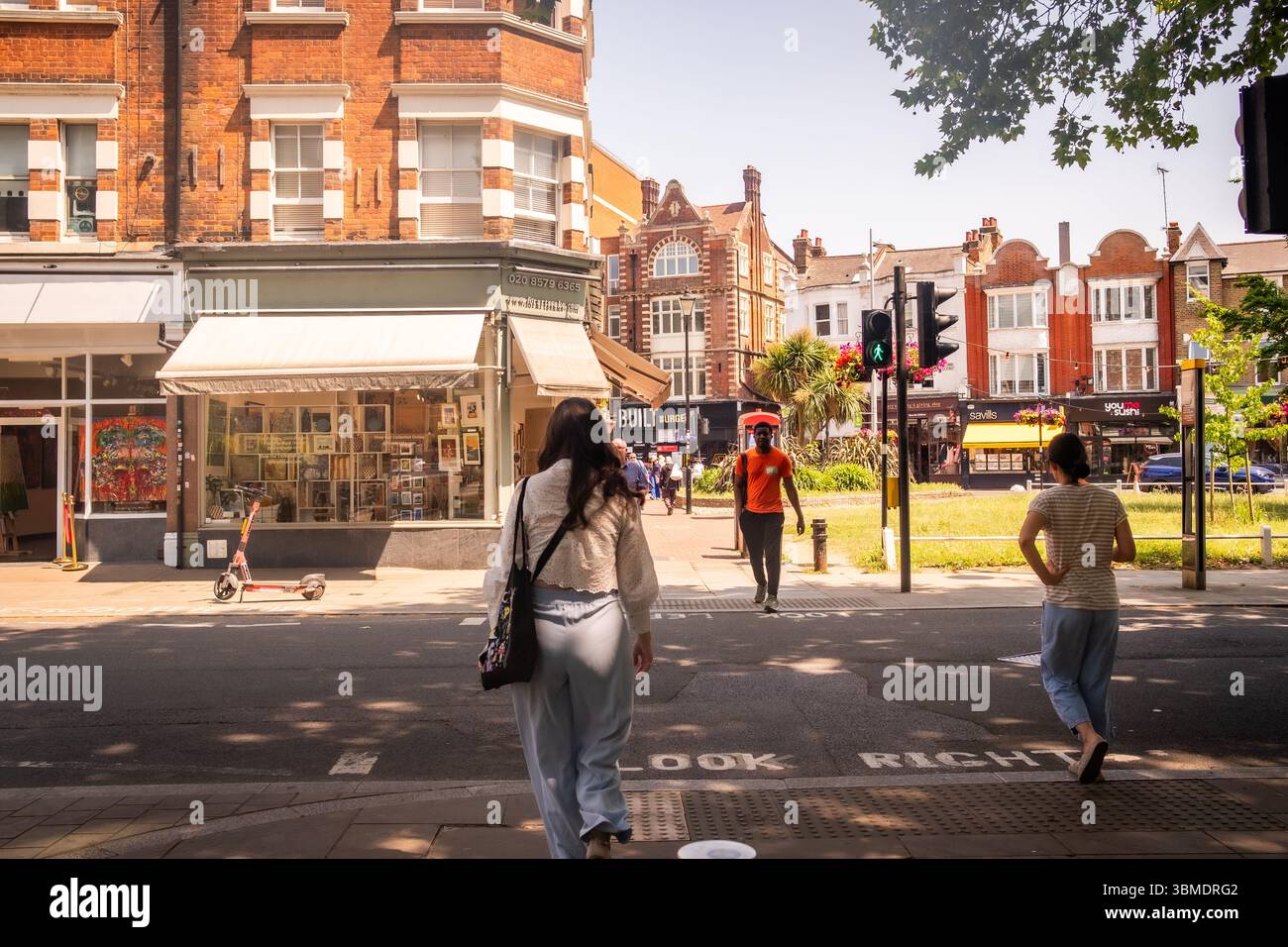 LONDON, 19. JUNI 2025: Kleine lokale unabhängige Geschäfte am Ealing Green, Ealing Broadway in West London Stockfoto