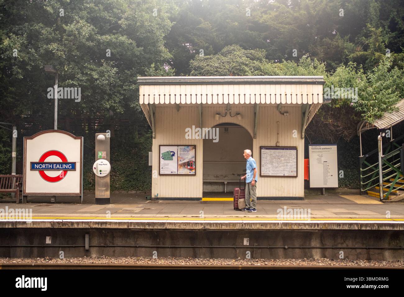 LONDON - 24. JUNI 2025: North Ealing London U-Bahn Station an der Piccadilly Line Stockfoto