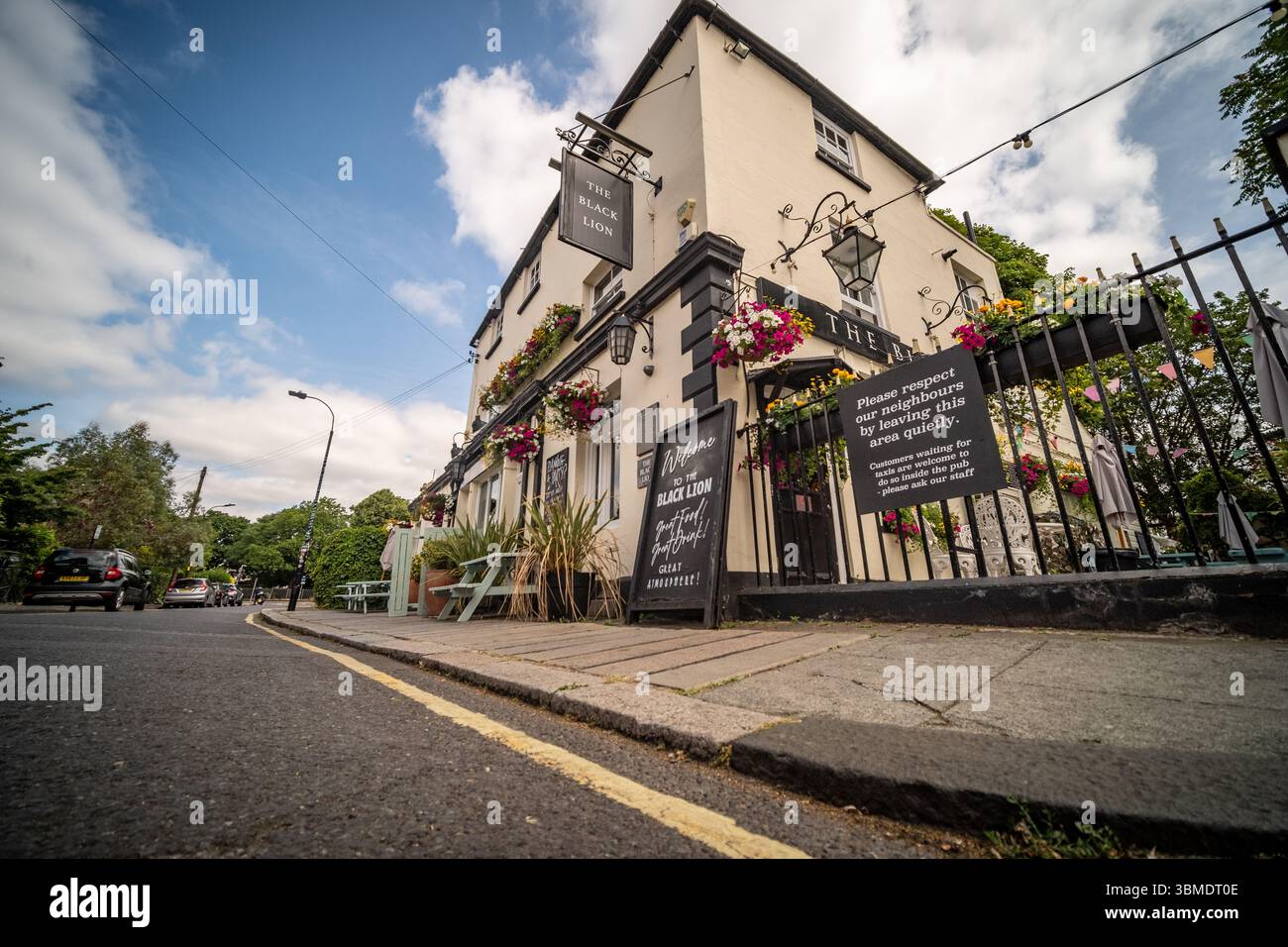 LONDON, 25. JUNI 2025: The Black Lion Pub, traditioneller britischer Pub am Fluss Stockfoto