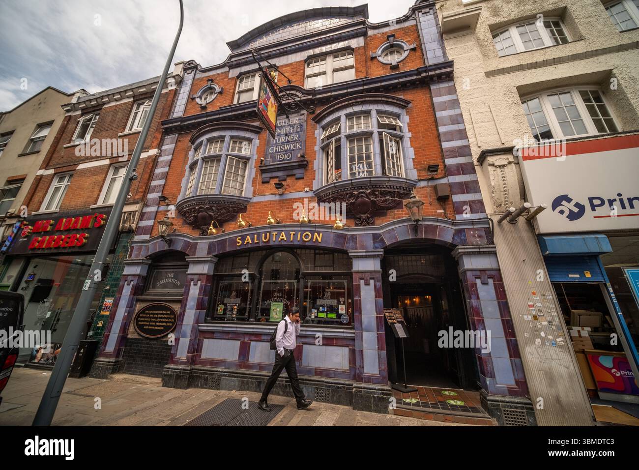 LONDON, 25. JUNI 2025: The Salutation Pub and Restaurant in der King Street in Hammersmith, West London Stockfoto