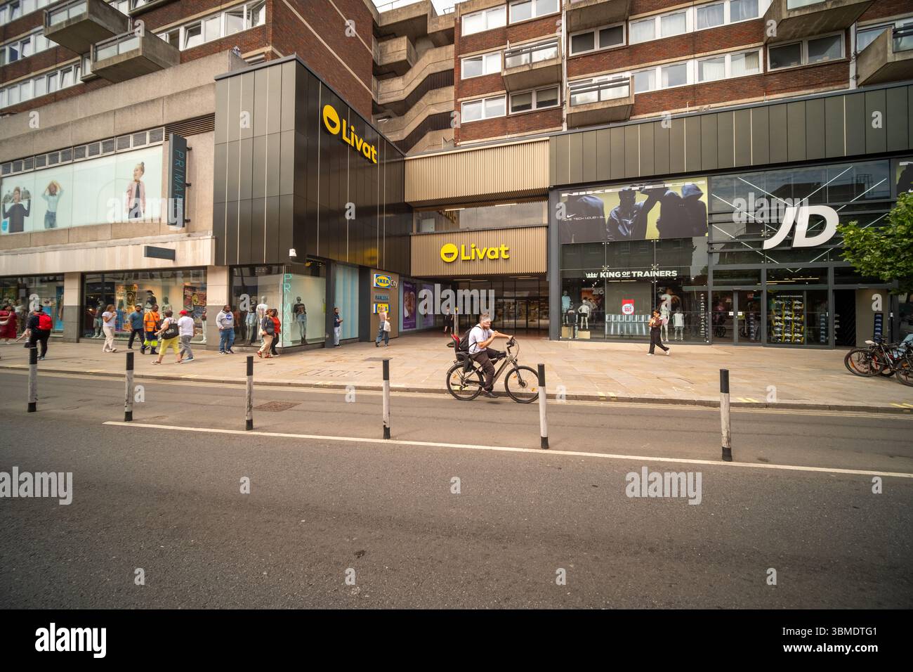 LONDON – 25. JUNI 2025: Livat Hammersmith, ein Einkaufszentrum und Bürokomplex an der King Street im Westen Londons Stockfoto