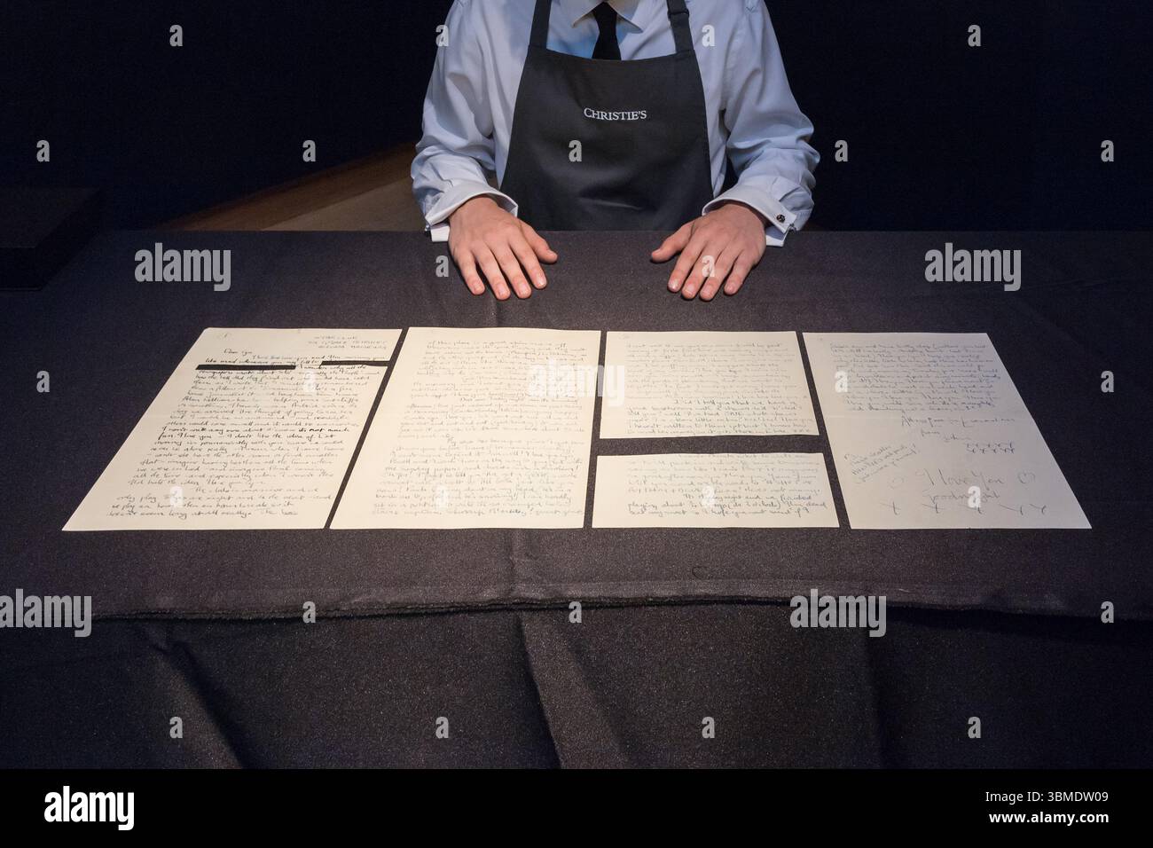 LONDON, VEREINIGTES KÖNIGREICH - 26. JUNI 2025: Ein Kunstführer betrachtet einen Liebesbrief von John Lennon an seine Freundin Cynthia, geschrieben in Hamburg im April 1962 nach Stuart Sutcliffes Tod, der Lennons rohe Trauer, Zärtlichkeit und Sehnsucht zu einem entscheidenden Moment in der Geschichte von Beatles festhält, Schätzung: £30.000 - 40.000 während eines Fotorufs in Christie's Auktionshauses vor Value Books and Manuscripts Sale in London, Großbritannien, 26. Juni 2025. (Foto: Wiktor Szymanowicz/NurPhoto) Stockfoto
