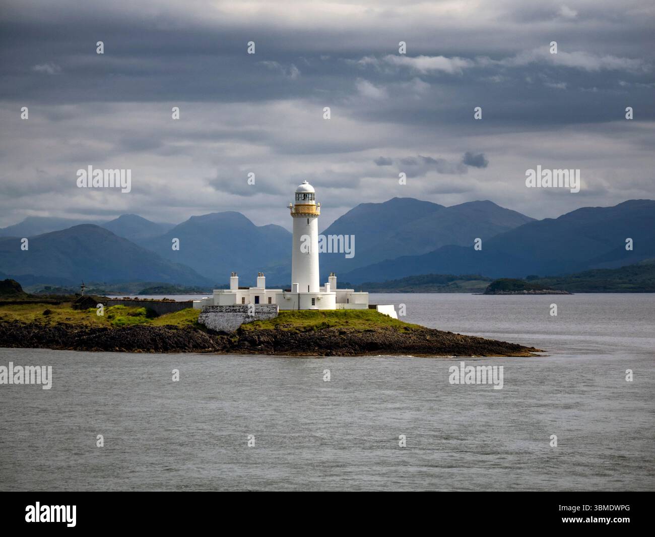 Lismore Lighthouse auf Eilean Musdile, einer kleinen Insel am Eingang zum Loch Linnhe, Schottland, von der Fähre von Oban nach Isle of Mull Stockfoto