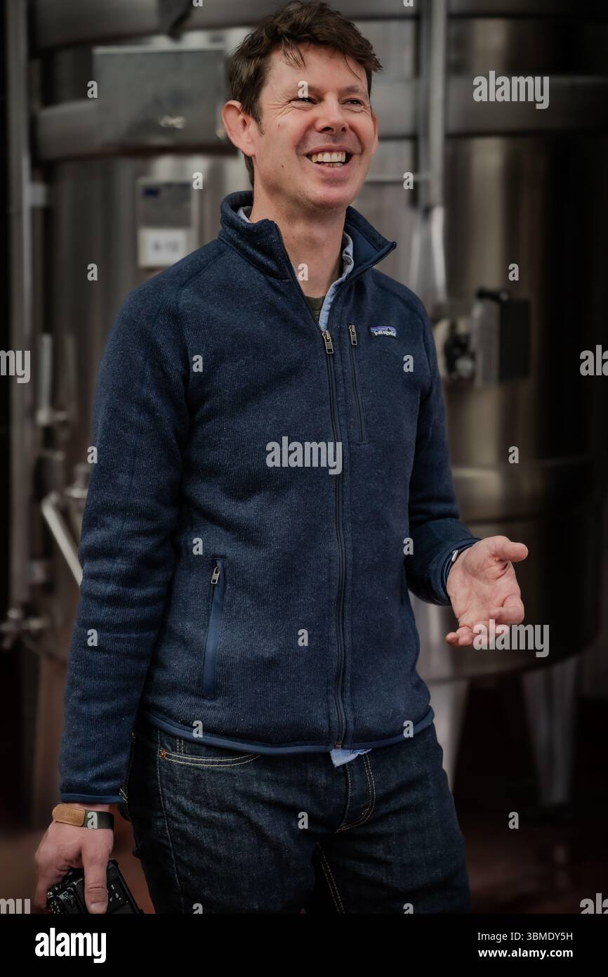 Rob MacCulloch MW, Head Winemaker bei Hattingley Valley Wines in Hampshire, England, spricht über den Prozess der Weinherstellung in seinem hochmodernen Weingut. Stockfoto
