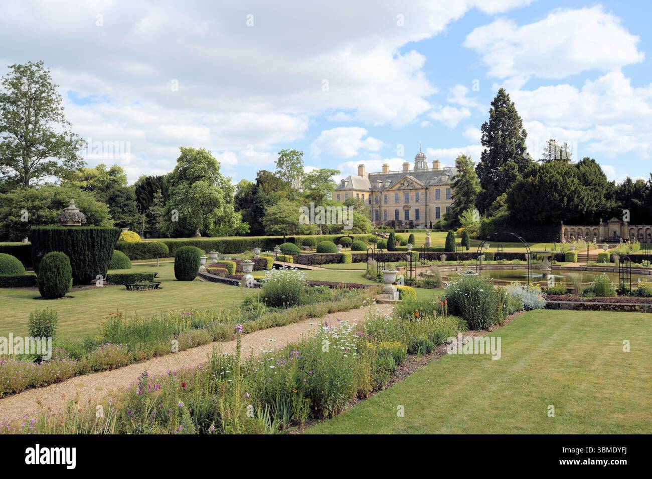 Italienischer Garten und Nordfassade des Belton House, Grantham, Lincolnshire Stockfoto
