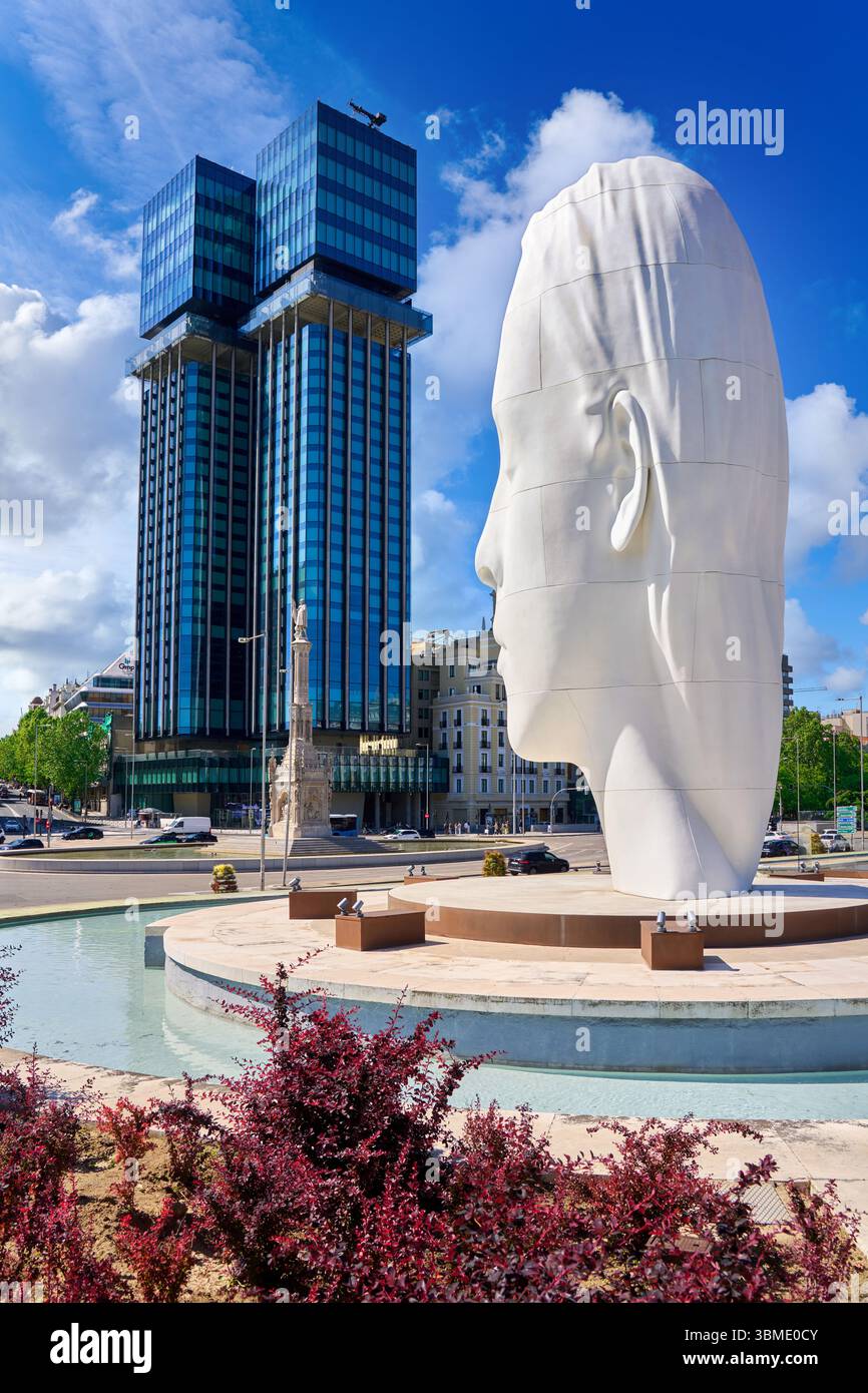 Julia, 2018, Skulptur von Jaume Plensa, New Colón Towers, 2025, Plaza de Colón, Madrid, Spanien Stockfoto