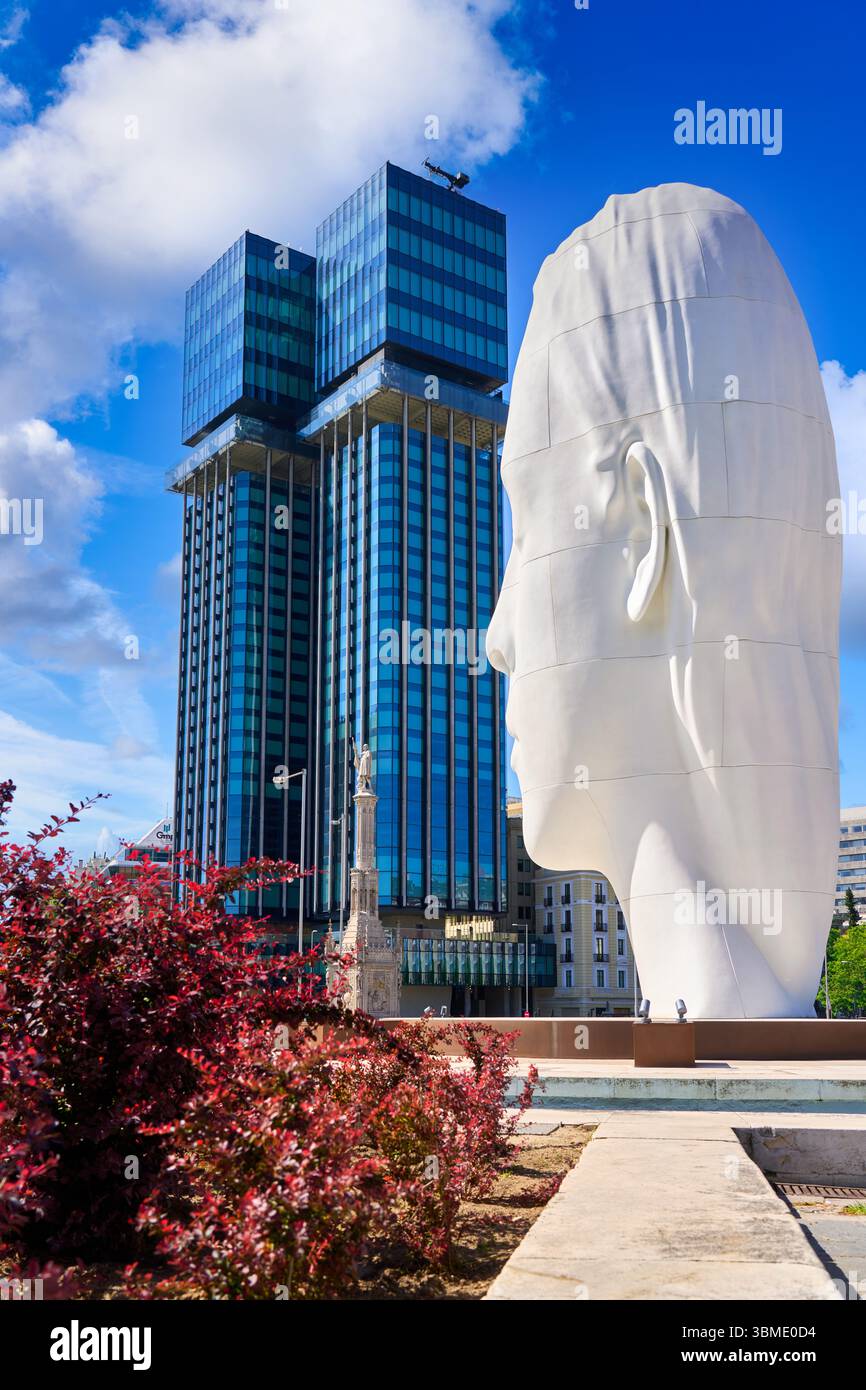Julia, 2018, Skulptur von Jaume Plensa, New Colón Towers, 2025, Plaza de Colón, Madrid, Spanien Stockfoto