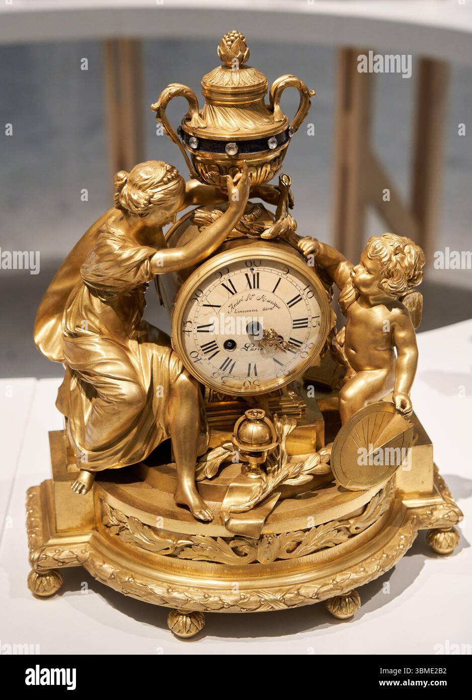 Mantel Clock, Urania: Allegory of Geography and Astronomy, Allegory of Time, um 1860–1870, ANDRÉ M. MUSIQUE, The Tirany of Chronos Exhibition, Banco d Stockfoto