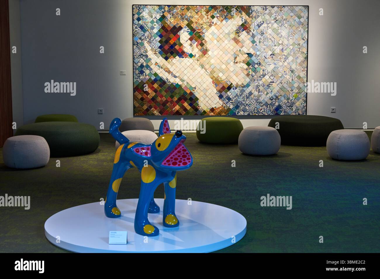 Im Vordergrund: Art Dogs, Yayoi Kusama, im Hintergrund: María Cristina, 2020, Pedrita Estudio, wiederaufbereitete Fliesen auf Holzplatte, Street Art Space, Stockfoto