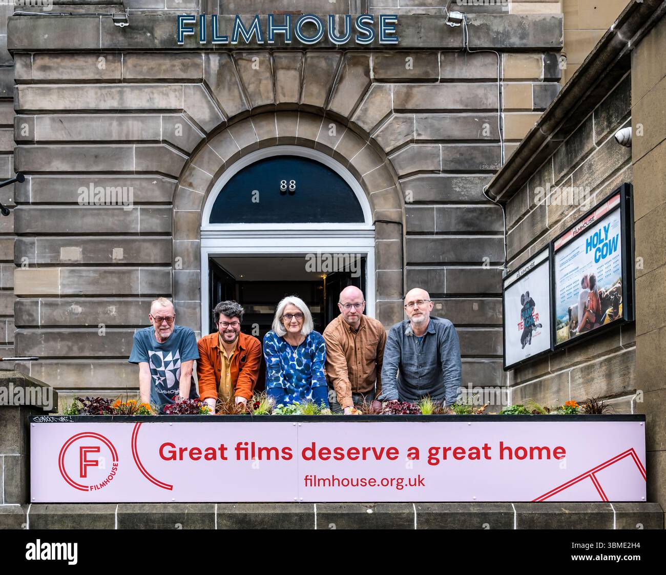 Lothian Road, Edinburgh, Schottland, Vereinigtes Königreich, 26. Juni 2025, Wiedereröffnung des Filmhauses: die neu genutzte Kirche, die seit 1978 ein filmisches Wahrzeichen ist, wird morgen nach einer Renovierung von 2 Millionen Pfund wieder eröffnet. Sie wird eine Gesamtkapazität von 340 Sitzplätzen mit zusätzlicher Beinfreiheit und vier Leinwänden haben. Schottlands führendes unabhängiges Kino-Filmhaus kehrt mit neuer Führung zurück. Bild L bis R: Technischer Manager David Boyd, Executive Director Andrew Simpson, Filmhouse Chair Ginnie Atkinson, Cinema Stratege James Rice und Programming Director Rod White. Quelle: Sally Anderson/Alamy Live News Stockfoto