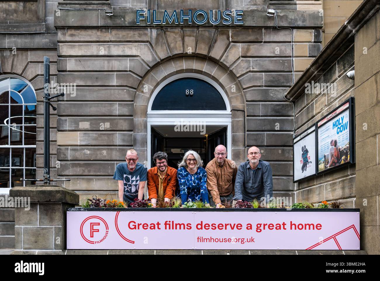 Lothian Road, Edinburgh, Schottland, Vereinigtes Königreich, 26. Juni 2025, Wiedereröffnung des Filmhauses: die neu genutzte Kirche, die seit 1978 ein filmisches Wahrzeichen ist, wird morgen nach einer Renovierung von 2 Millionen Pfund wieder eröffnet. Sie wird eine Gesamtkapazität von 340 Sitzplätzen mit zusätzlicher Beinfreiheit und vier Leinwänden haben. Schottlands führendes unabhängiges Kino-Filmhaus kehrt mit neuer Führung zurück. Bild L bis R: Technischer Manager David Boyd, Executive Director Andrew Simpson, Filmhouse Chair Ginnie Atkinson, Cinema Stratege James Rice und Programming Director Rod White. Quelle: Sally Anderson/Alamy Live News Stockfoto