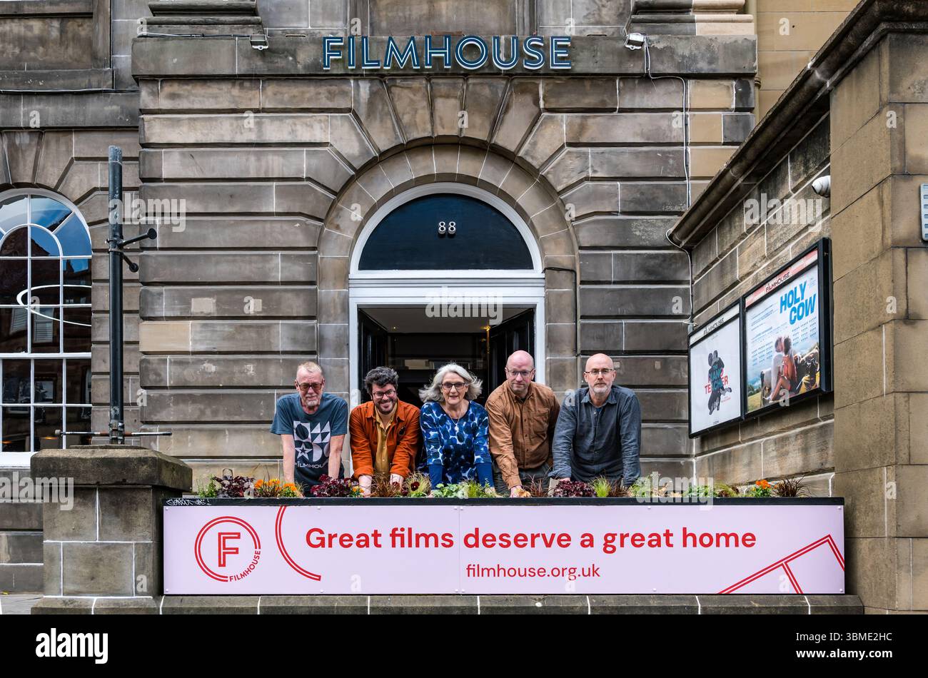 Lothian Road, Edinburgh, Schottland, Vereinigtes Königreich, 26. Juni 2025, Wiedereröffnung des Filmhauses: die neu genutzte Kirche, die seit 1978 ein filmisches Wahrzeichen ist, wird morgen nach einer Renovierung von 2 Millionen Pfund wieder eröffnet. Sie wird eine Gesamtkapazität von 340 Sitzplätzen mit zusätzlicher Beinfreiheit und vier Leinwänden haben. Schottlands führendes unabhängiges Kino-Filmhaus kehrt mit neuer Führung zurück. Bild L bis R: Technischer Manager David Boyd, Executive Director Andrew Simpson, Filmhouse Chair Ginnie Atkinson, Cinema Stratege James Rice und Programming Director Rod White. Quelle: Sally Anderson/Alamy Live News Stockfoto