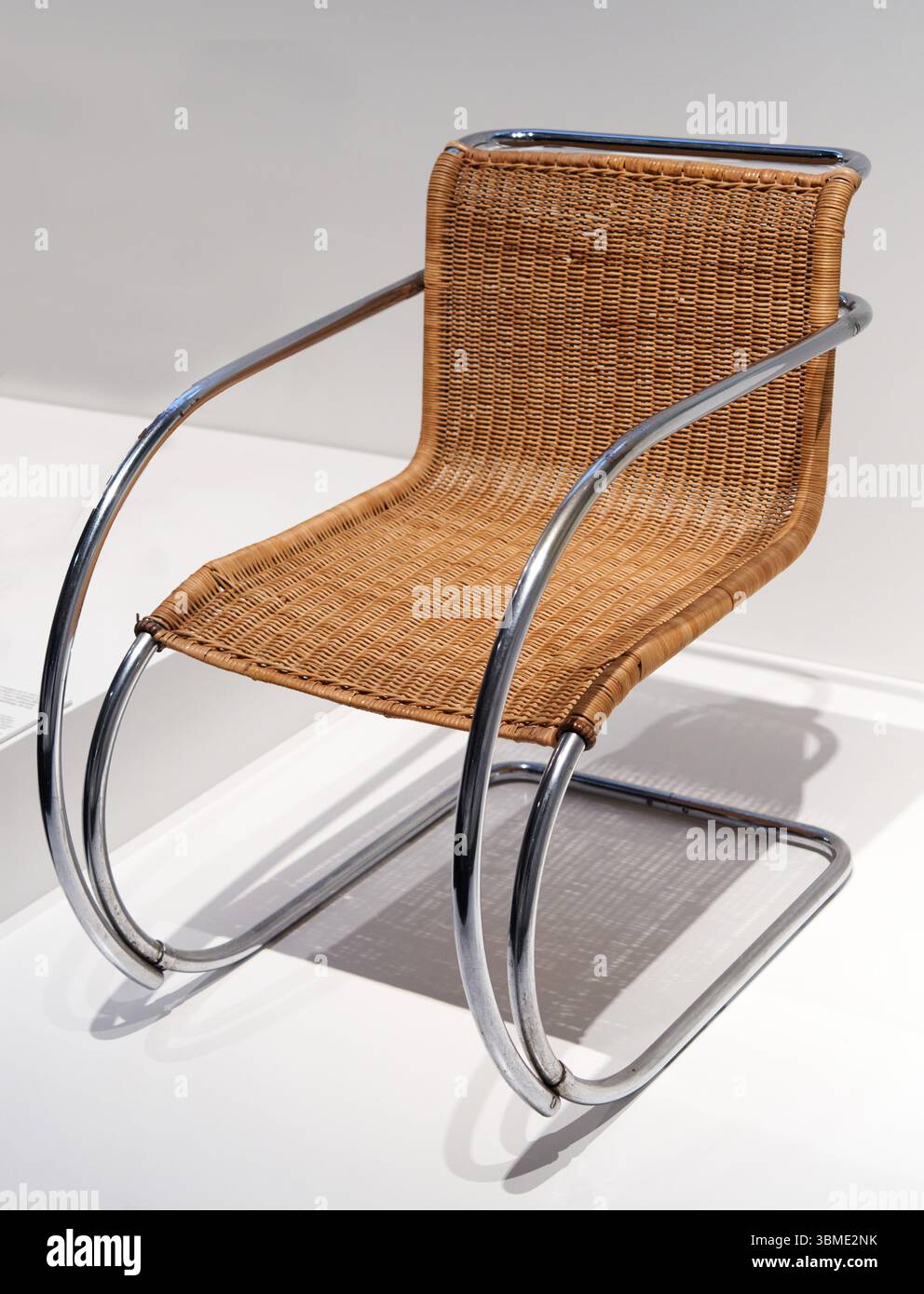 Ludwig Mies van der Rohe (1886–1969) und Lilly Reich (1885–1947) Weissenhof Stuhl, 1927–1929, Stahl und Schilfrohr Stockfoto