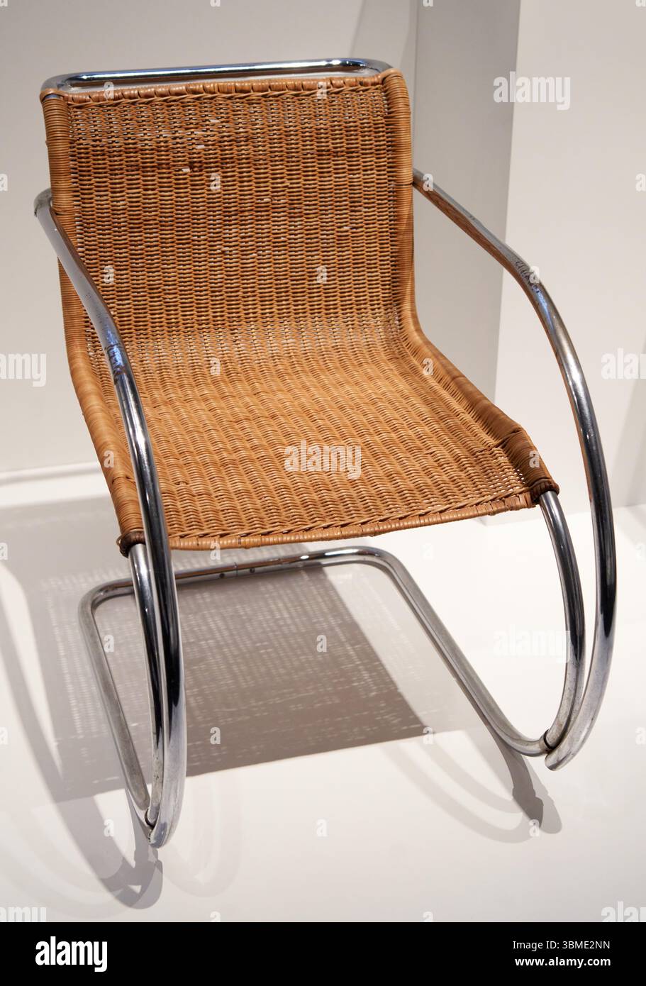 Ludwig Mies van der Rohe (1886–1969) und Lilly Reich (1885–1947) Weissenhof Stuhl, 1927–1929, Stahl und Schilfrohr Stockfoto