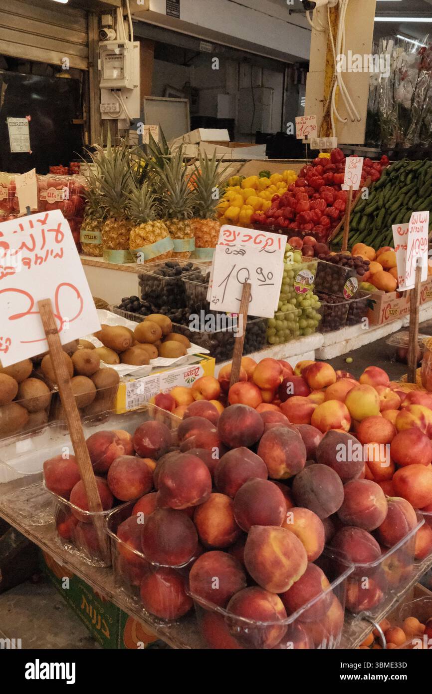 Farbenfroher orientalischer Markt mit traditionellen Süßigkeiten und Gewürzen Stockfoto