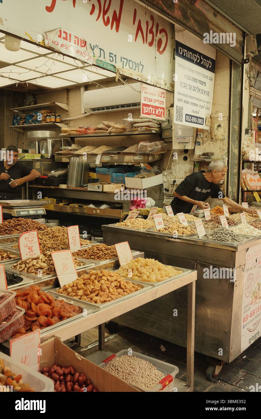 Farbenfroher orientalischer Markt mit traditionellen Süßigkeiten und Gewürzen Stockfoto
