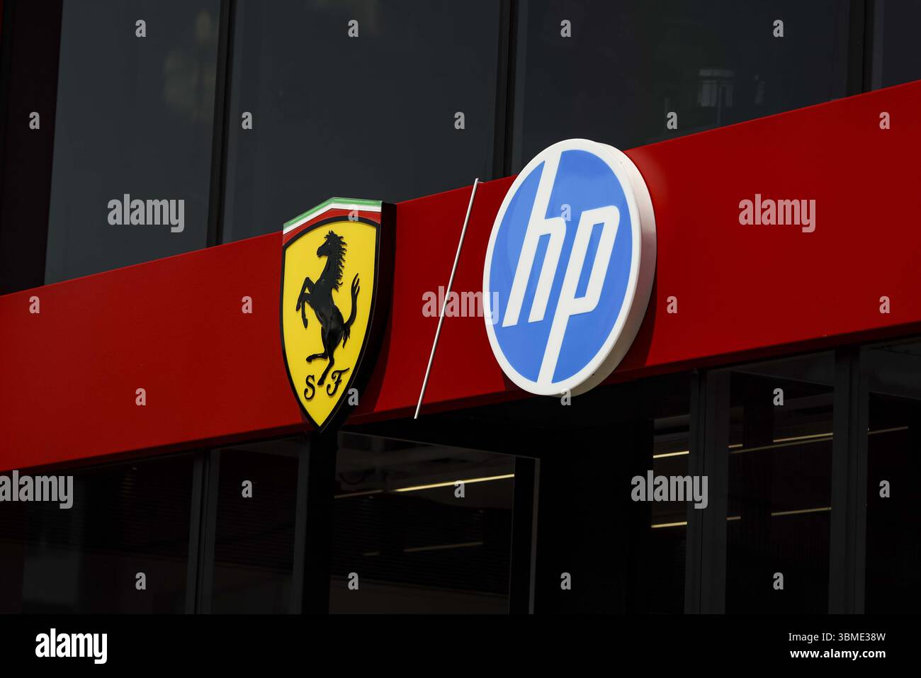 Scuderia Ferrari HD-Logo während des Formel 1 MSC Cruises Austrian Grand Prix 2025, 11. Runde der FIA Formel-1-Weltmeisterschaft 2025 vom 27. Bis 29. Juni 2025 auf dem Red Bull Ring in Spielberg, Österreich Stockfoto