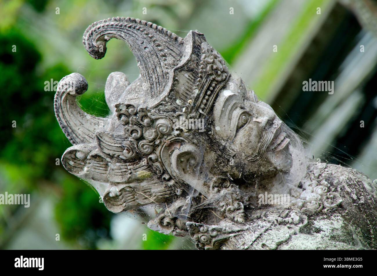 Aufwendig geschnitzte Schutzstatue im balinesischen Tempelgarten, symbolisiert Mythologie, Schutz und kulturelles Erbe Balis. Stockfoto
