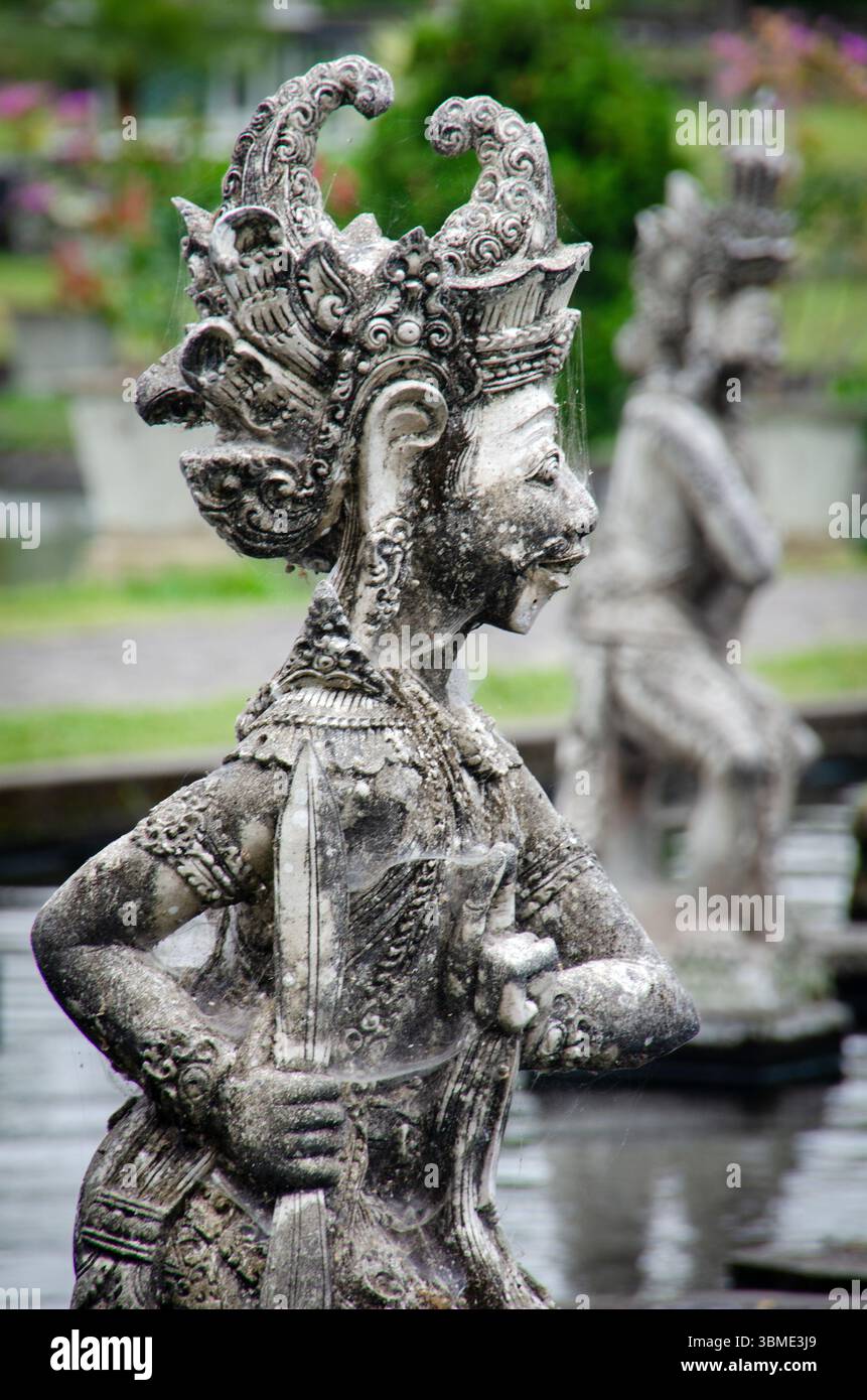 Aufwendig geschnitzte Schutzstatue im balinesischen Tempelgarten, symbolisiert Mythologie, Schutz und kulturelles Erbe Balis. Stockfoto