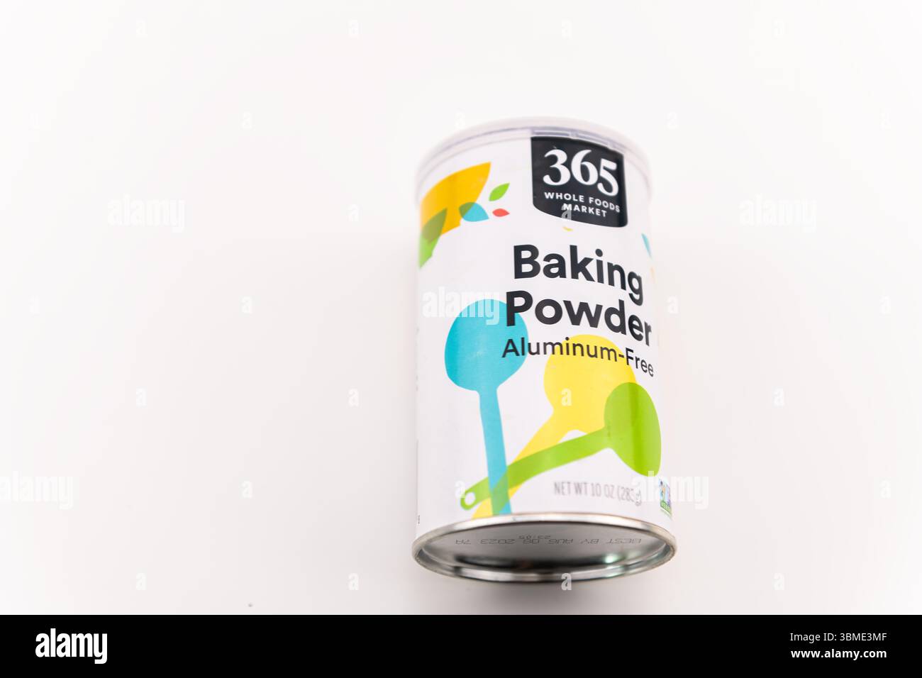 Avon, USA - 4. August 2022: Backpulver Makronaht isolierter weißer Hintergrund der Marke Whole Foods Market 365 mit aluminiumfreier Zutat Stockfoto