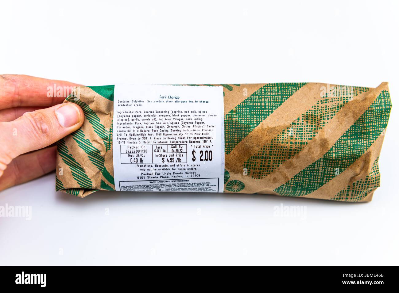 Naples, USA - 25. April 2022: Schweinefleisch Chorizo Wurst Fleisch Nahaufnahme Spanische Lebensmittel aus Whole Foods Market in Papierverpackung Stockfoto