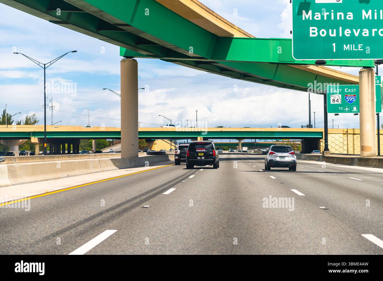 Miami, USA - 30. April 2022: Ausfahrt zum Marina Mile Boulevard auf Florida auf dem interstate Highway 95 mit Autos im Verkehr an sonnigen Tagen Stockfoto