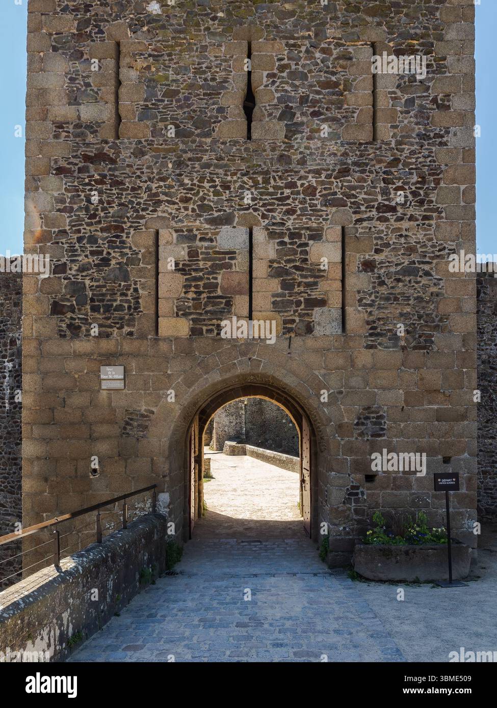 Haupteingang durch den mittelalterlichen Torturm von Haye-Saint-Hilaire von Schloss Fougères, einer der größten mittelalterlichen Festung Europas, Bretagne, Frankreich. Stockfoto