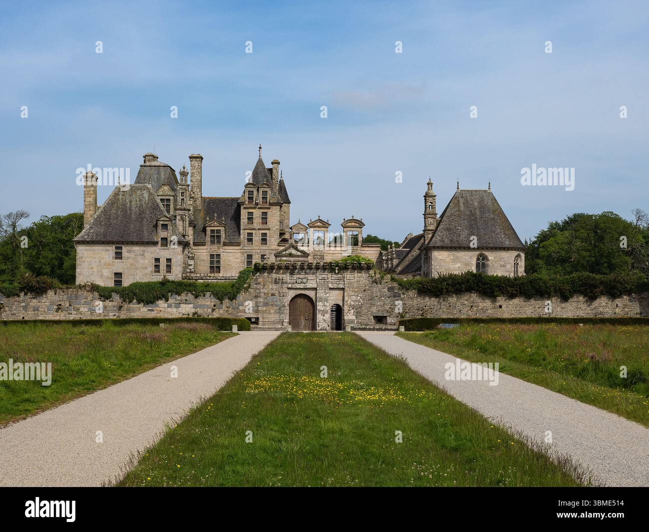 Blick auf die Château de Kerjean in der Bretagne, Frankreich, mit ihrem Eingang im Renaissance-Stil und Steinmauern. Stockfoto