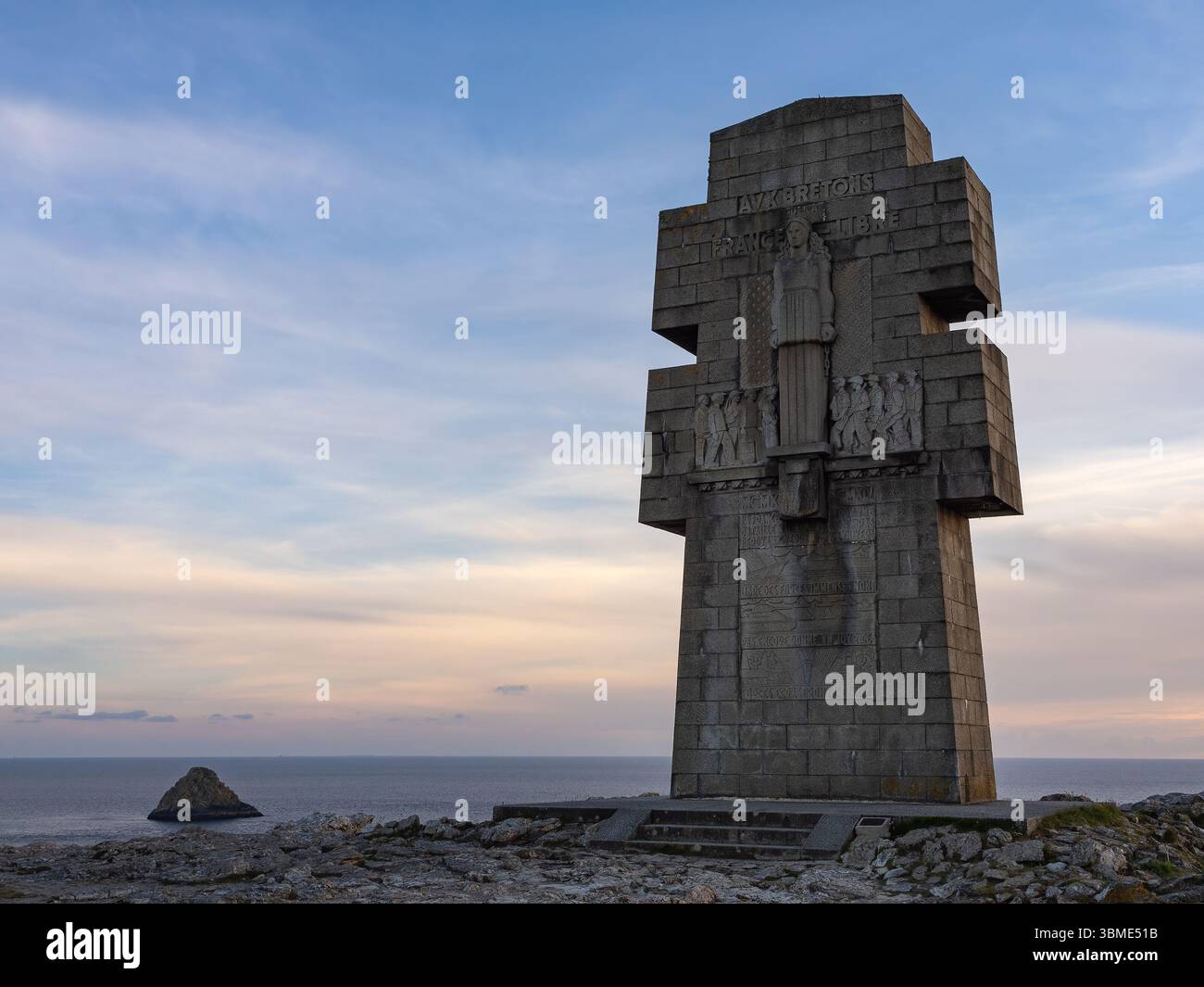 Das Croix de Pen-Hir, oder Pen-Hir Cross, ein monumentales Denkmal für die Bretonen des Freien Frankreichs während des Zweiten Weltkriegs, steht auf einer felsigen Klippe. Stockfoto