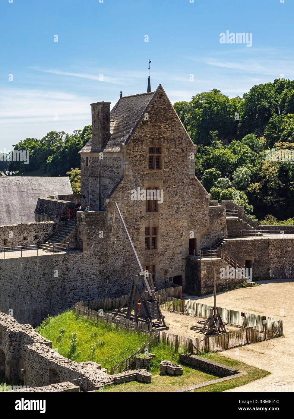 Blick auf den Raoul Tower, einen hufeisenförmigen Artillerieturm aus dem 15. Jahrhundert an der Südwand des Schlosses Fougères. Stockfoto