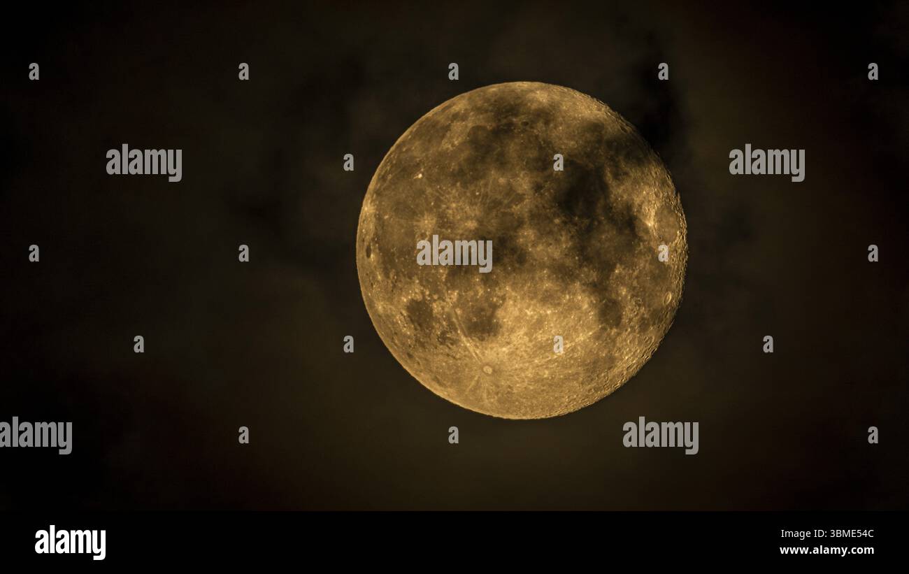 Supermond einen Tag nach Vollmond, Mond hinter Wolken, Braunschweig, Niedersachsen, Deutschland, Europa Stockfoto