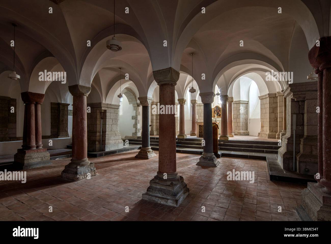 Kirchen im Rhein-Kreis-Neuss, Neuss St. Quirinus, Quirinus-Münster, Krypta nach Osten Stockfoto
