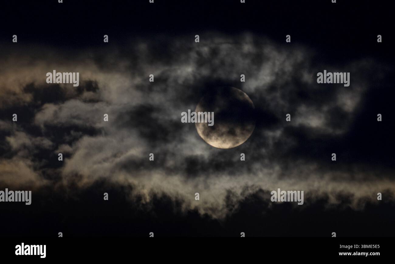 Vollmond hinter Wolken, Braunschweig, Niedersachsen, Deutschland, Europa Stockfoto