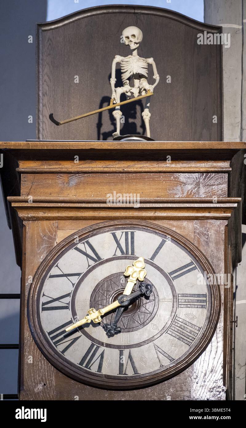 Großvateruhr mit rotierender Figur des Todes von Altoetting in der Stiftspfarrkirche St. Philipp und St. Jakobus, Altoetting, Bayern, GE Stockfoto