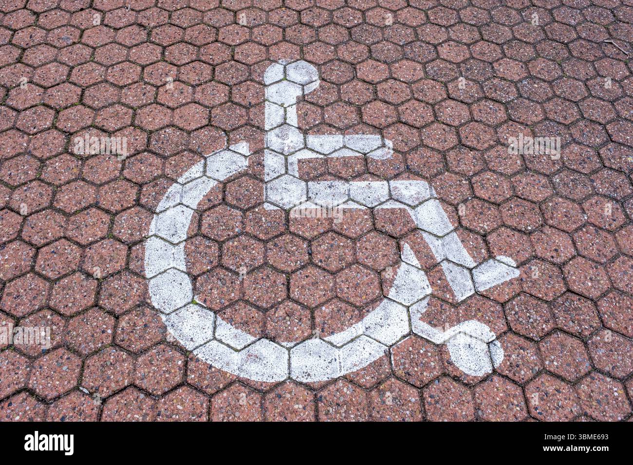 Piktogramm, Logo eines Rollstuhlfahrers auf einem Parkplatz für Personen mit Gehbehinderungen, Bad Zwischenahn, Niedersachsen, Deutschland, Europa Stockfoto