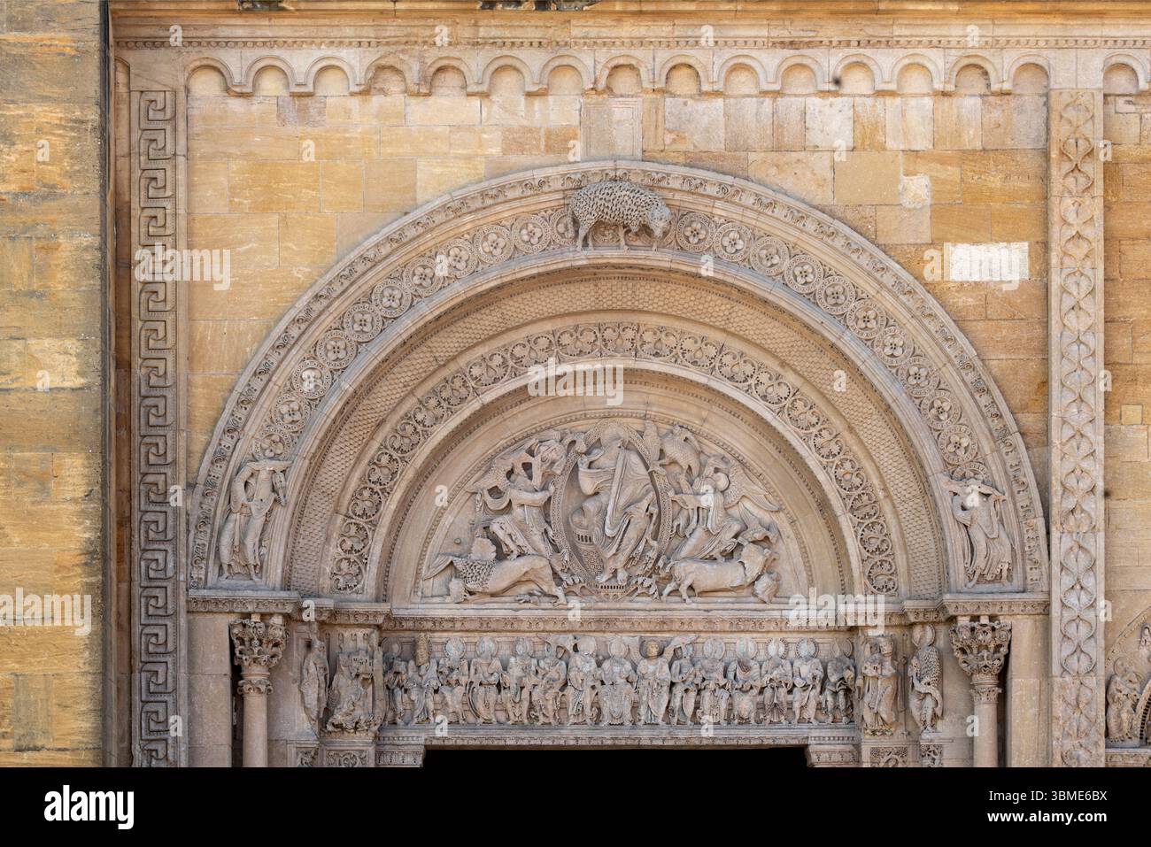 Charlieu, Abtei Saint-Fortunat (Abbaye de Saint-Fortunat), großes Nordportal des Narthex Stockfoto