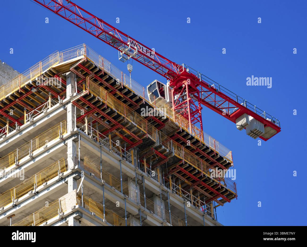 Baustelle mit entkernten Hochhäusern in Offenbach-Kaiserlei, 21. 09. 2022. Bis zu 800 Wohnungen wurden hier im ehemaligen Hauptquartier geplant Stockfoto