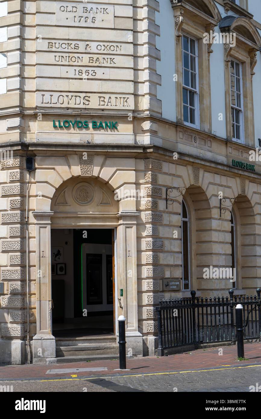 Eingang und Fassade Lloyds Bank, Market Square, Aylesbury, Buckinghamshire, England, UK Stockfoto