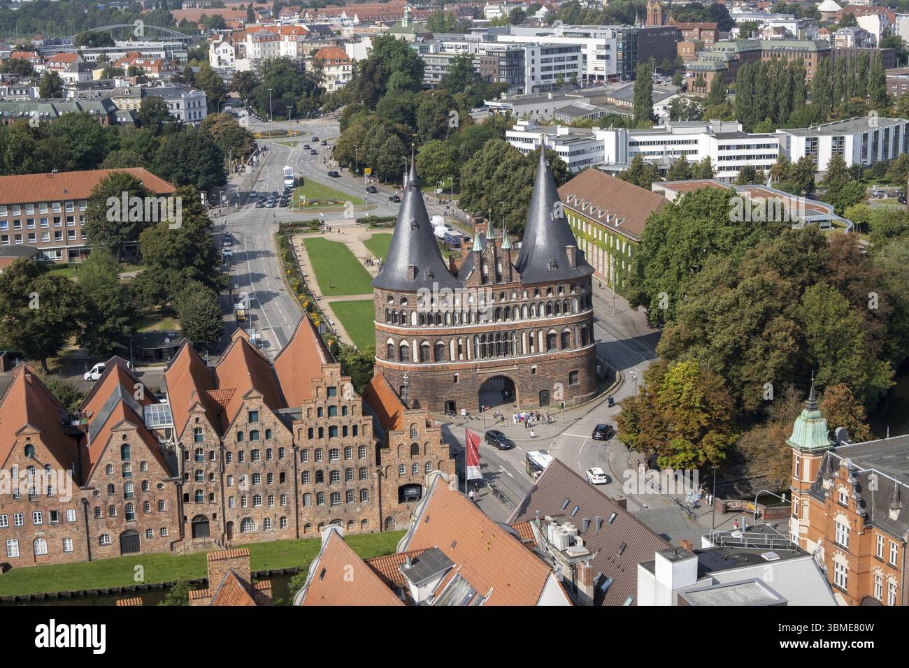Blick vom Turm der Kirche St. Petri auf Lübeck mit dem Holstentor, Lübeck, Schleswig-Holstein, Deutschland, Europa Stockfoto