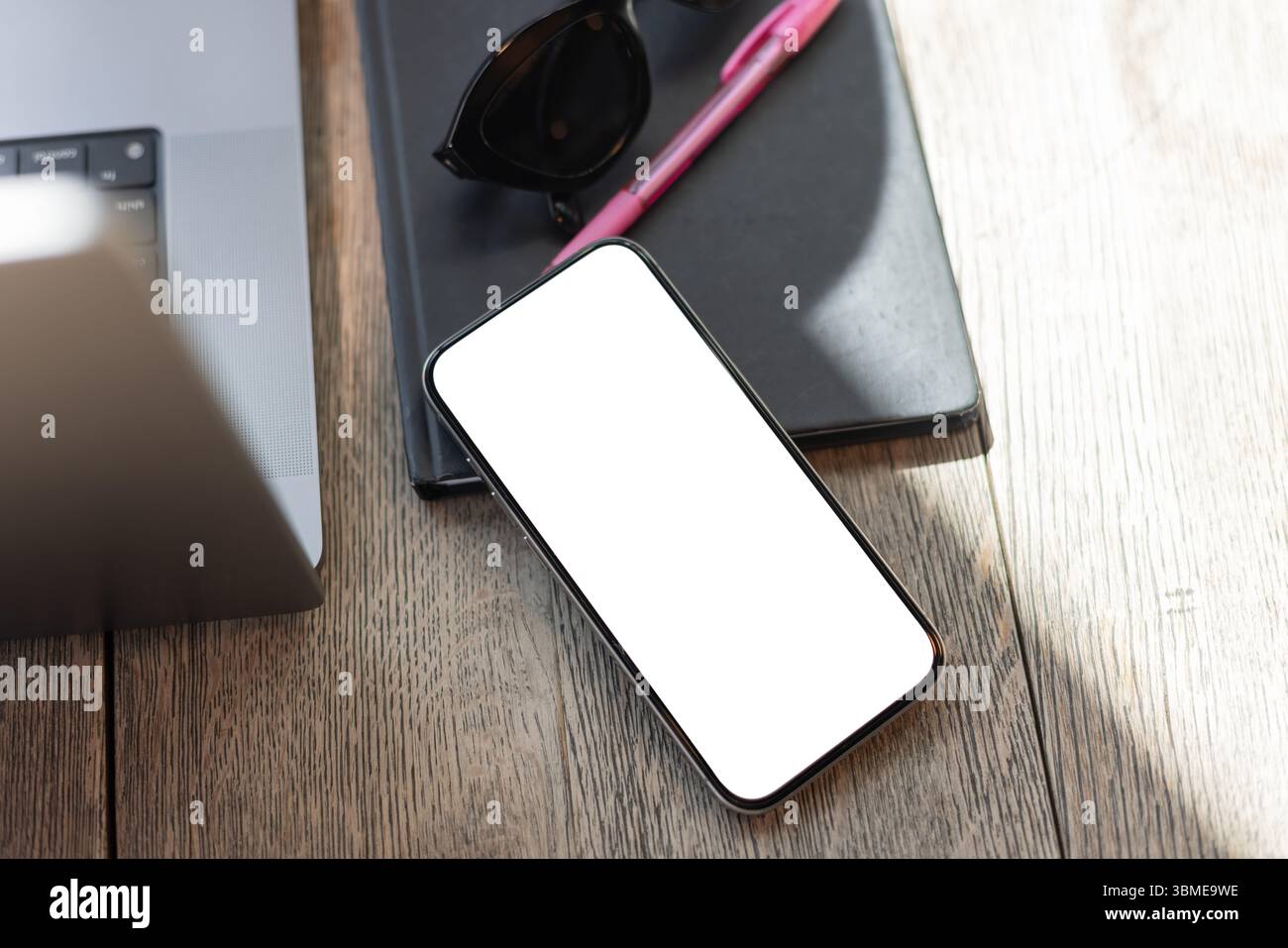 Modell-Telefonbildschirm Auf Dem Schreibtisch Mit Laptop. Gemütliches Café, Ideal Für Freiberufler, Digitale Nomaden Oder Online-Unternehmer. Stockfoto