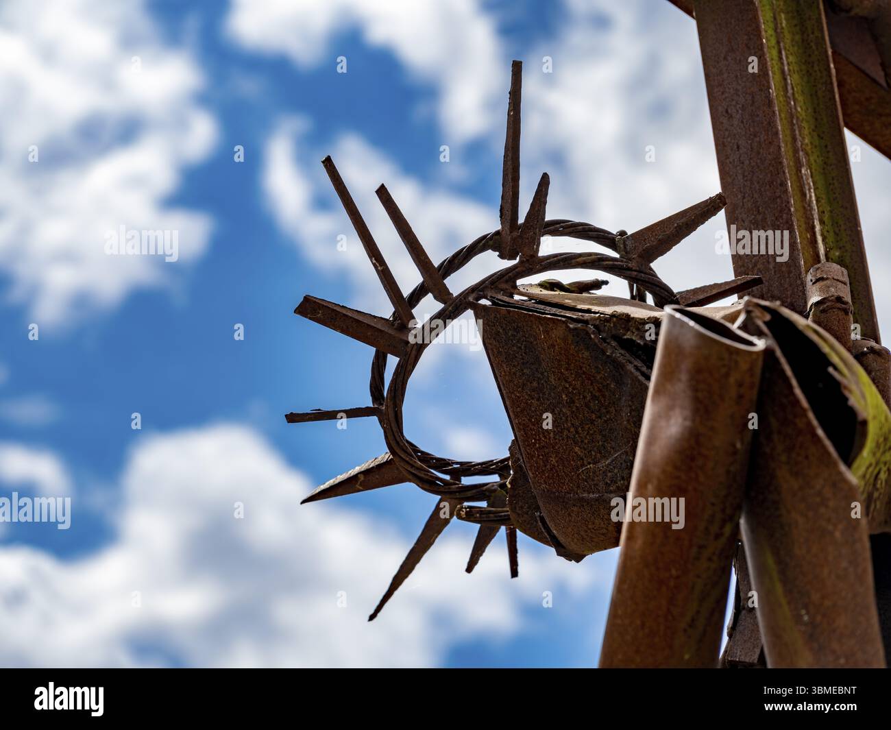 Weg der Hoffnung an der Point Alpha Gedenkstätte zwischen Geisa in Thüringen und Rasdorf in Hessen, der ehemaligen innerdeutschen Grenze, Jesus mit Krone von thor Stockfoto