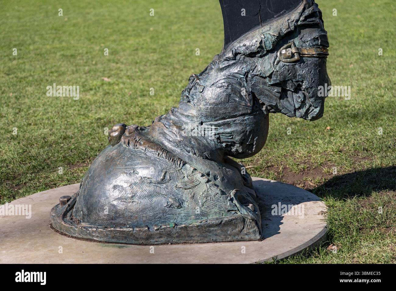 Musengaul (1974-1981) (Hufausschnitt) von Jürgen Goertz im Heidelberger Schlossgarten, als Dauerleihgabe der Staatlichen Kunsthalle Karlsruhe, Stockfoto
