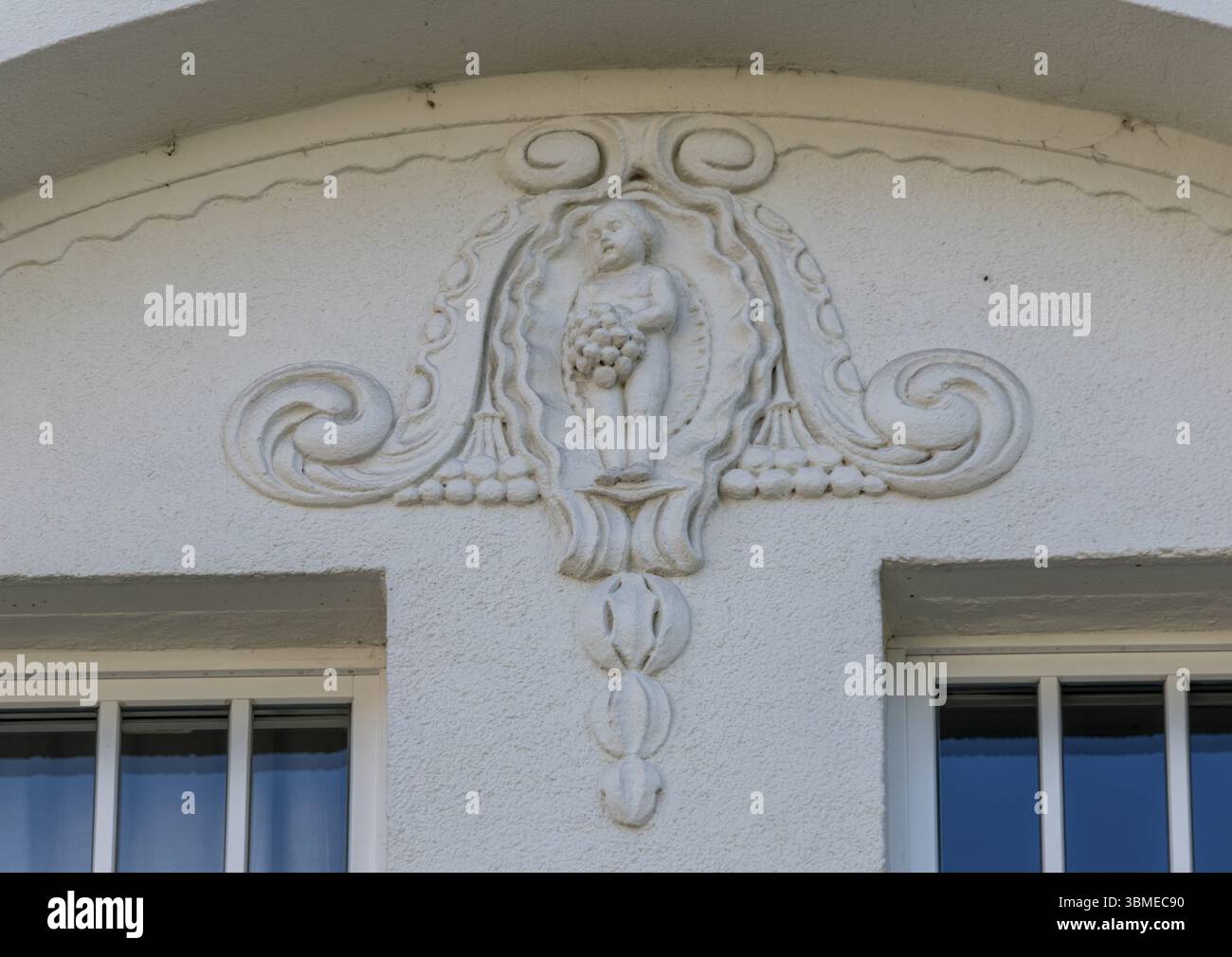 Figürliche Darstellung an der Fassade eines Jugendstilhauses im Chemnitzer Stadtteil Kassberg, einem der größten Gründerzeit- und Art N-Häuser Stockfoto