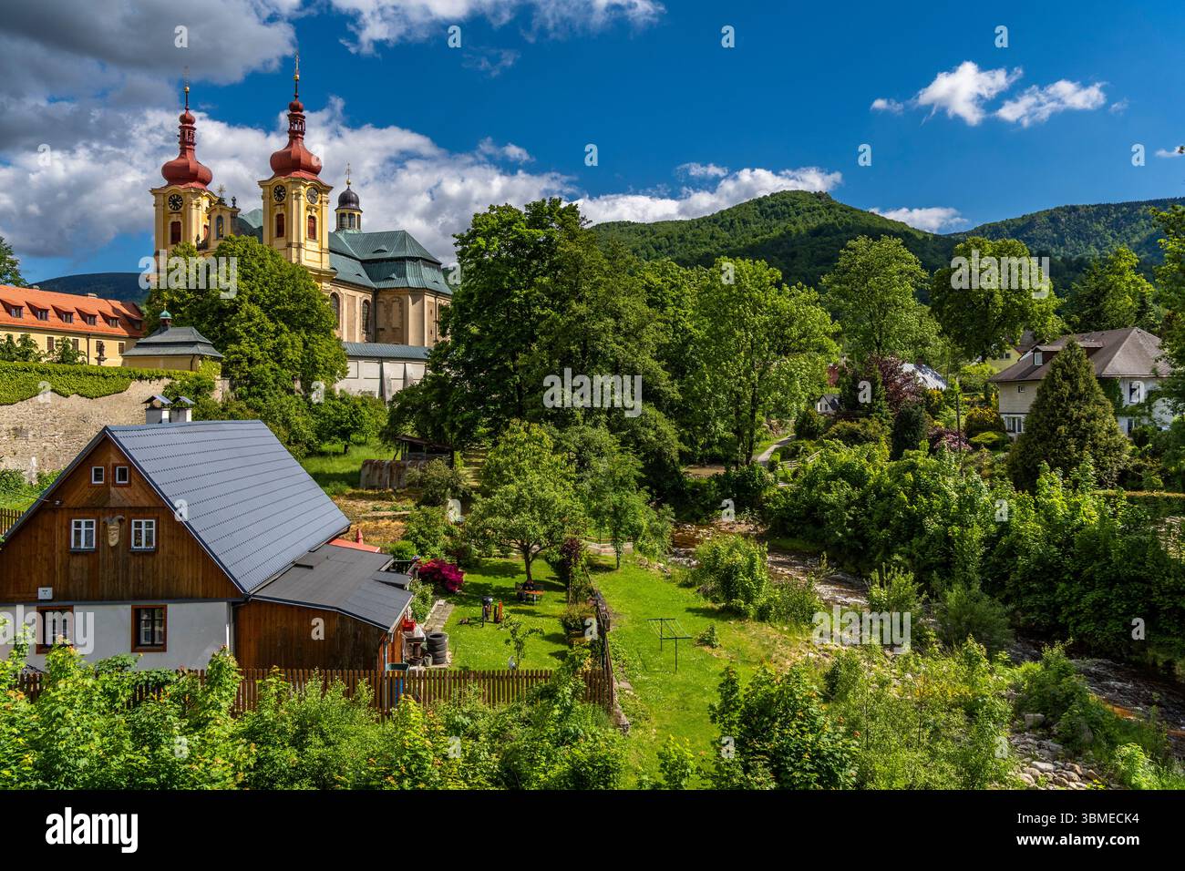 Idyllisch Gelegene Stadt Hejnice Im Isergebirge In Tschechien Stockfoto