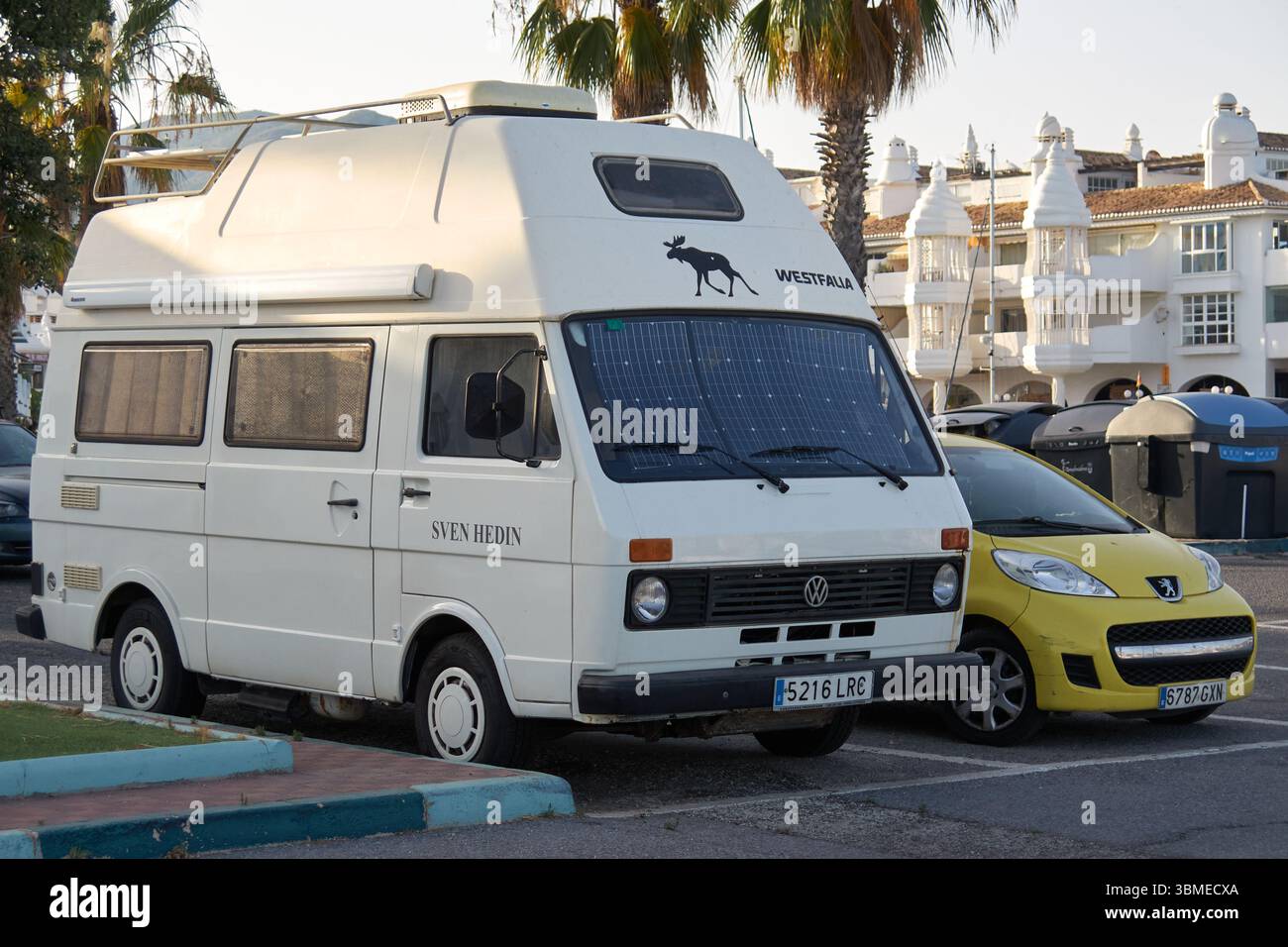 Benalmádena Costa, Málaga, Spanien - 22. Juni 2025: Volkswagen LT Wohnmobil westfalia parkt neben einem Peugeot 107. Stockfoto