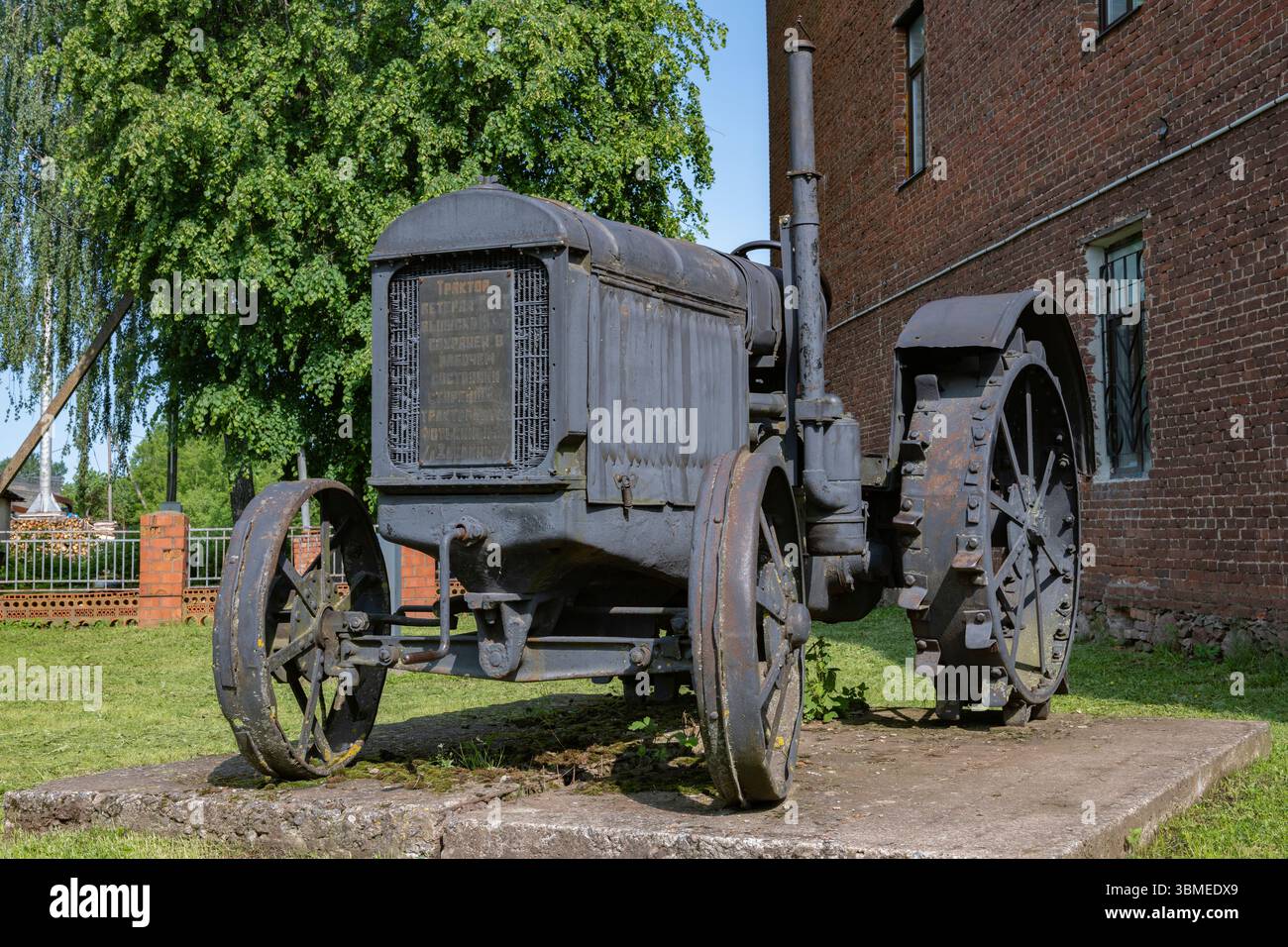 GDOV, RUSSLAND - 13. JUNI 2025: Alter sowjetischer Traktor SHTZ 15/30 Nahaufnahme an einem sonnigen Juni-Tag Stockfoto